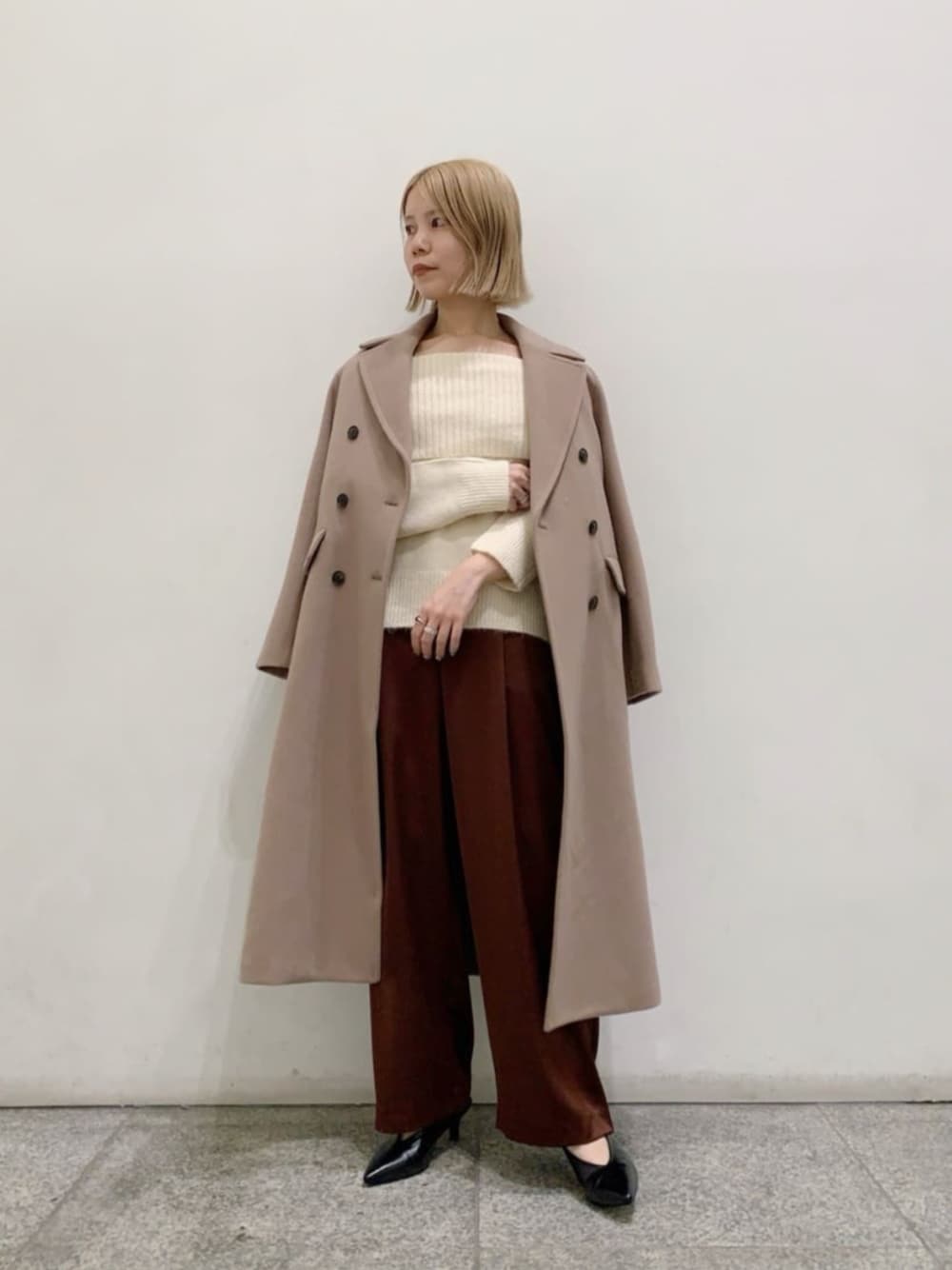 ブラック系のパンプス、ブラウン系のその他パンツ、ホワイト系のニット/セーターを着用したレディースの秋コーディネートの1枚目の写真