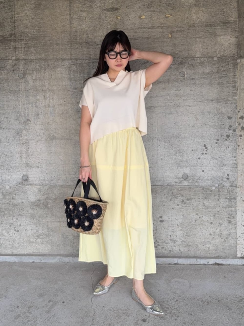 ホワイト系のニット/セーターを着用したレディースの冬コーディネートの1枚目の写真