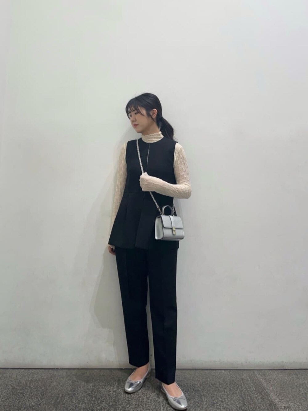 ホワイト系のTシャツ/カットソー、ブラック系のセットアップ、シルバー系のショルダーバッグを着用したレディースの冬コーディネートの1枚目の写真