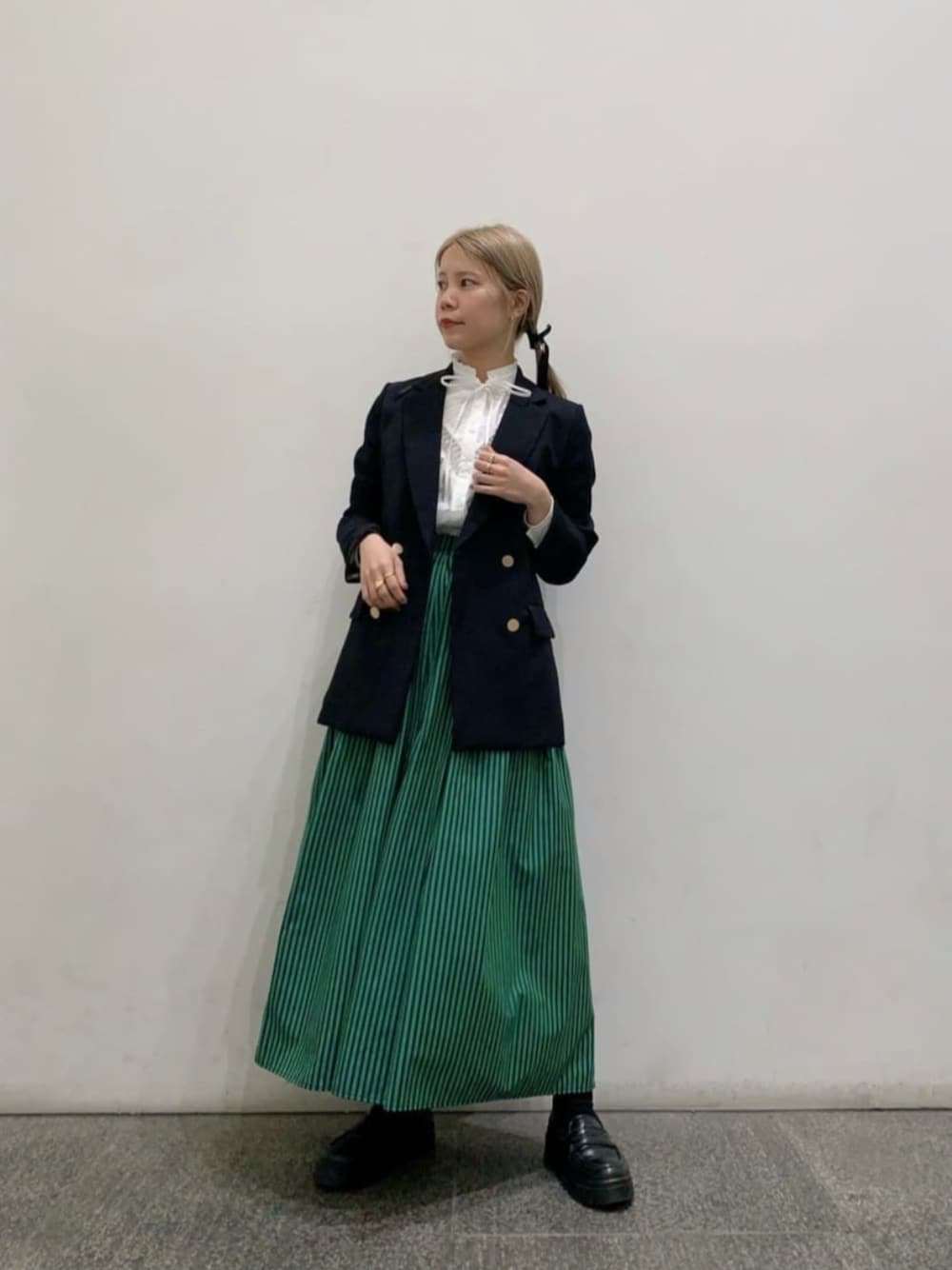 グリーン系のスカート、ブルー系のテーラードジャケット、ホワイト系のシャツ/ブラウスを着用したレディースの冬コーディネートの1枚目の写真