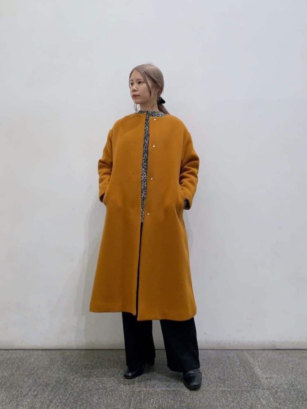 ブラック系のブーツ、ブラック系のスラックス、ブラック系のニット/セーターを着用したレディースの冬コーディネートの1枚目の写真