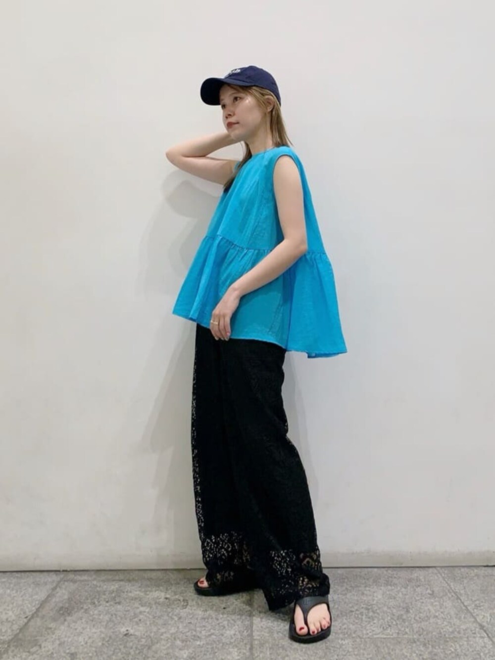 ブルー系のシャツ/ブラウス、ブラック系のその他パンツを着用したレディースの春コーディネートの1枚目の写真