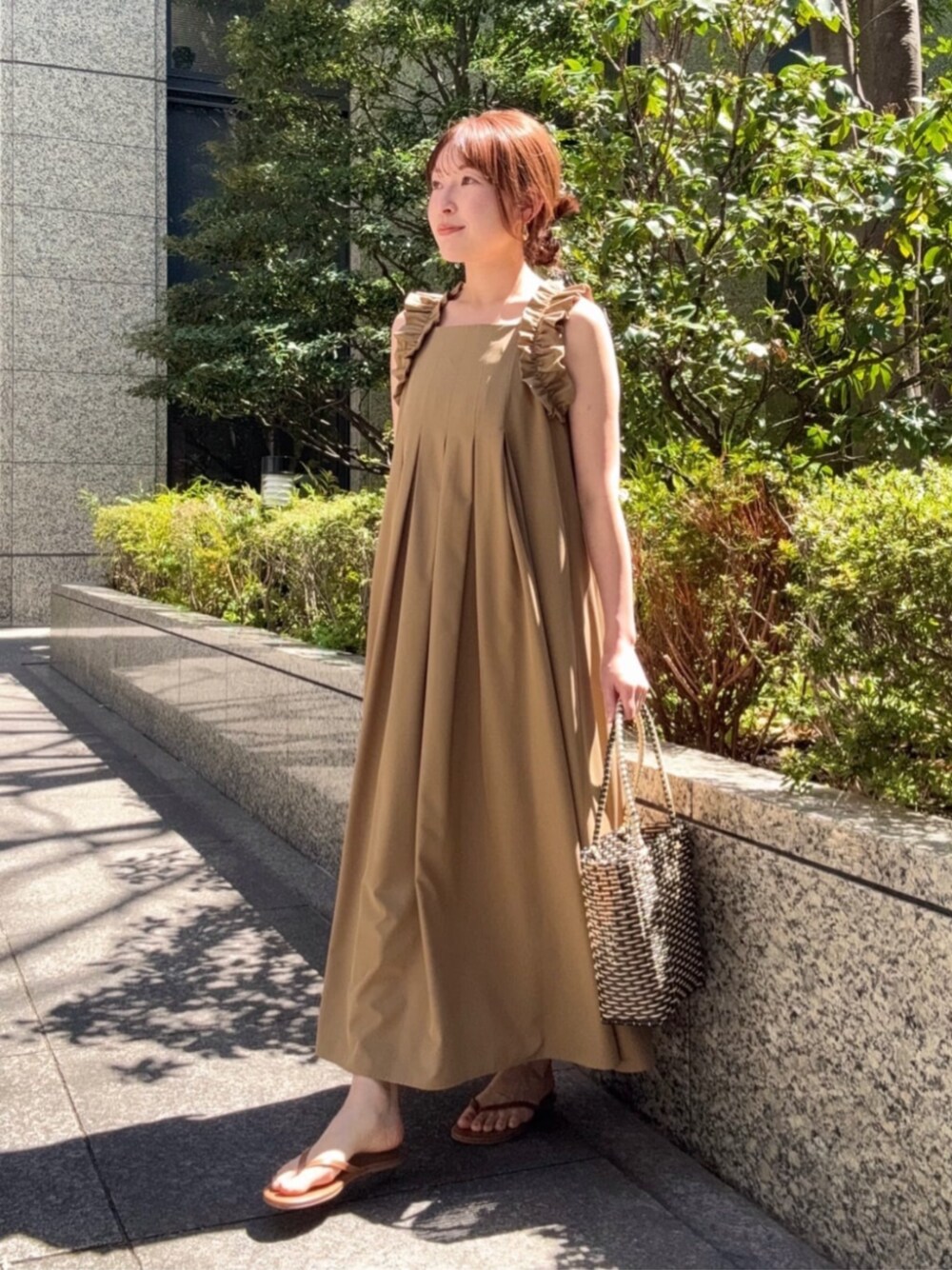 ベージュ系のワンピースを着用したレディースの春コーディネートの1枚目の写真