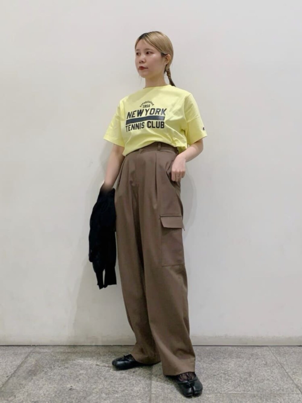 ブラック系のカーディガン/ボレロ、ブラウン系のスウェットパンツを着用したレディースの春コーディネートの1枚目の写真