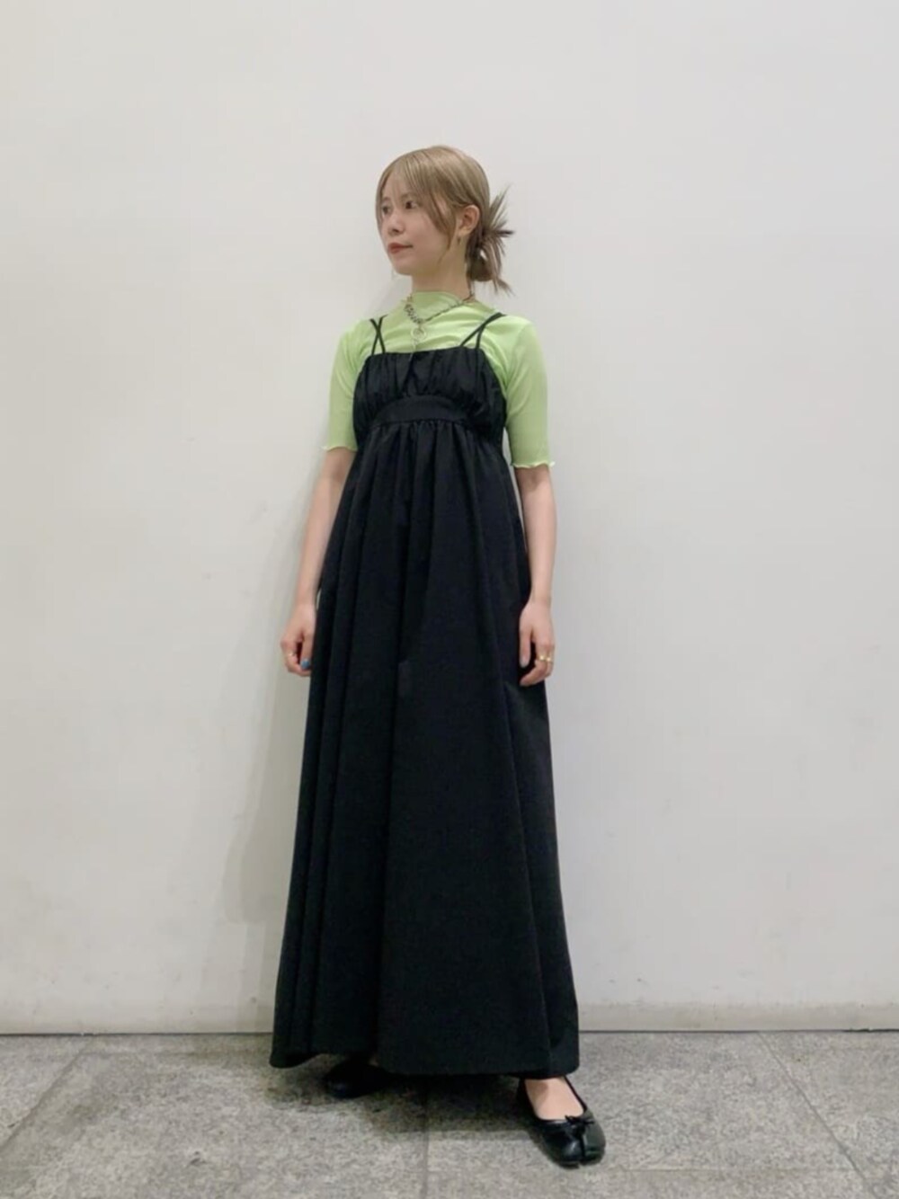 グリーン系のTシャツ/カットソー、ブラック系のワンピースを着用したレディースの夏コーディネートの1枚目の写真