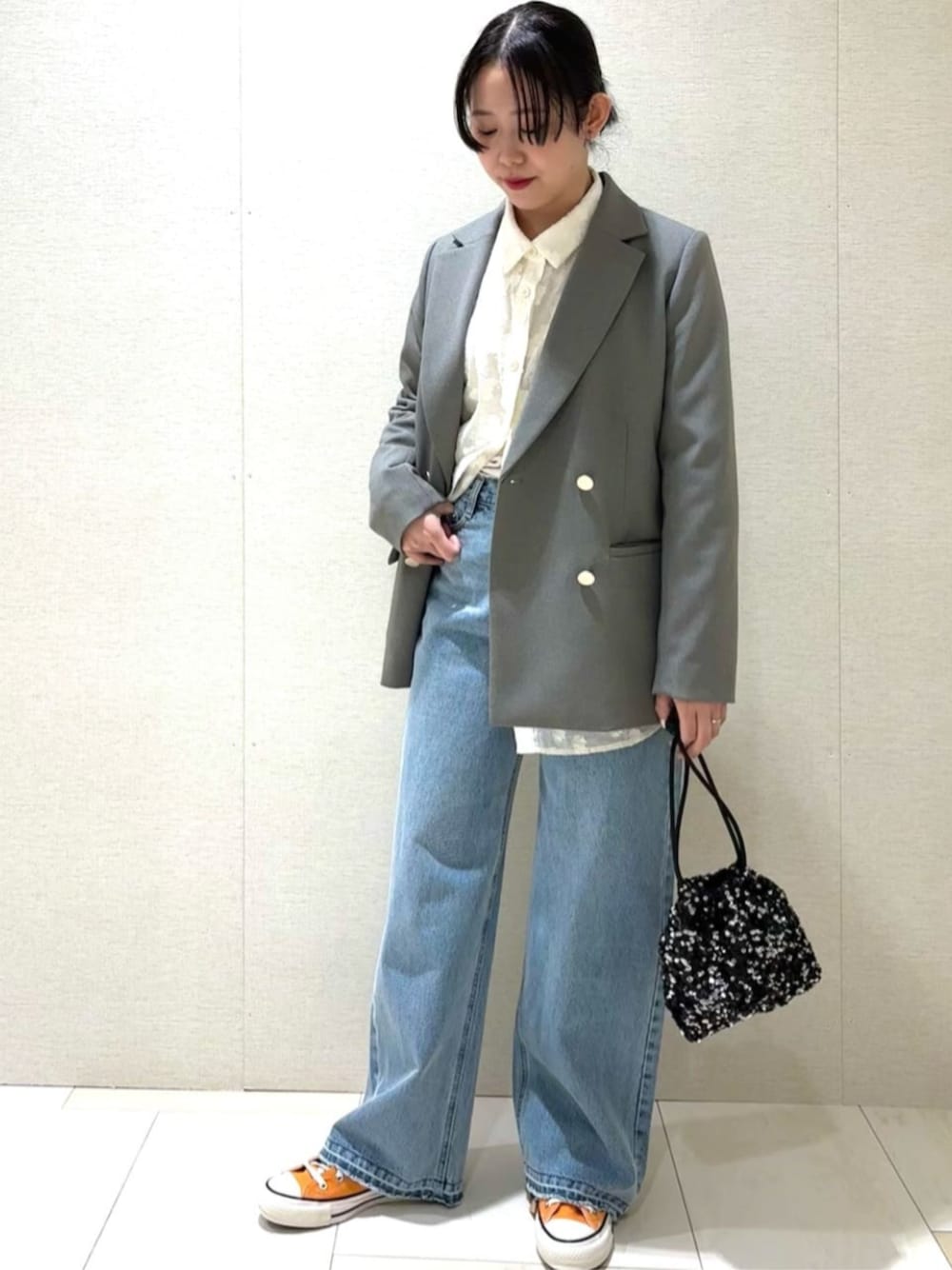 ブラック系のショルダーバッグ、ブルー系のデニムパンツ、ホワイト系のシャツ/ブラウスを着用したレディースの冬コーディネートの1枚目の写真