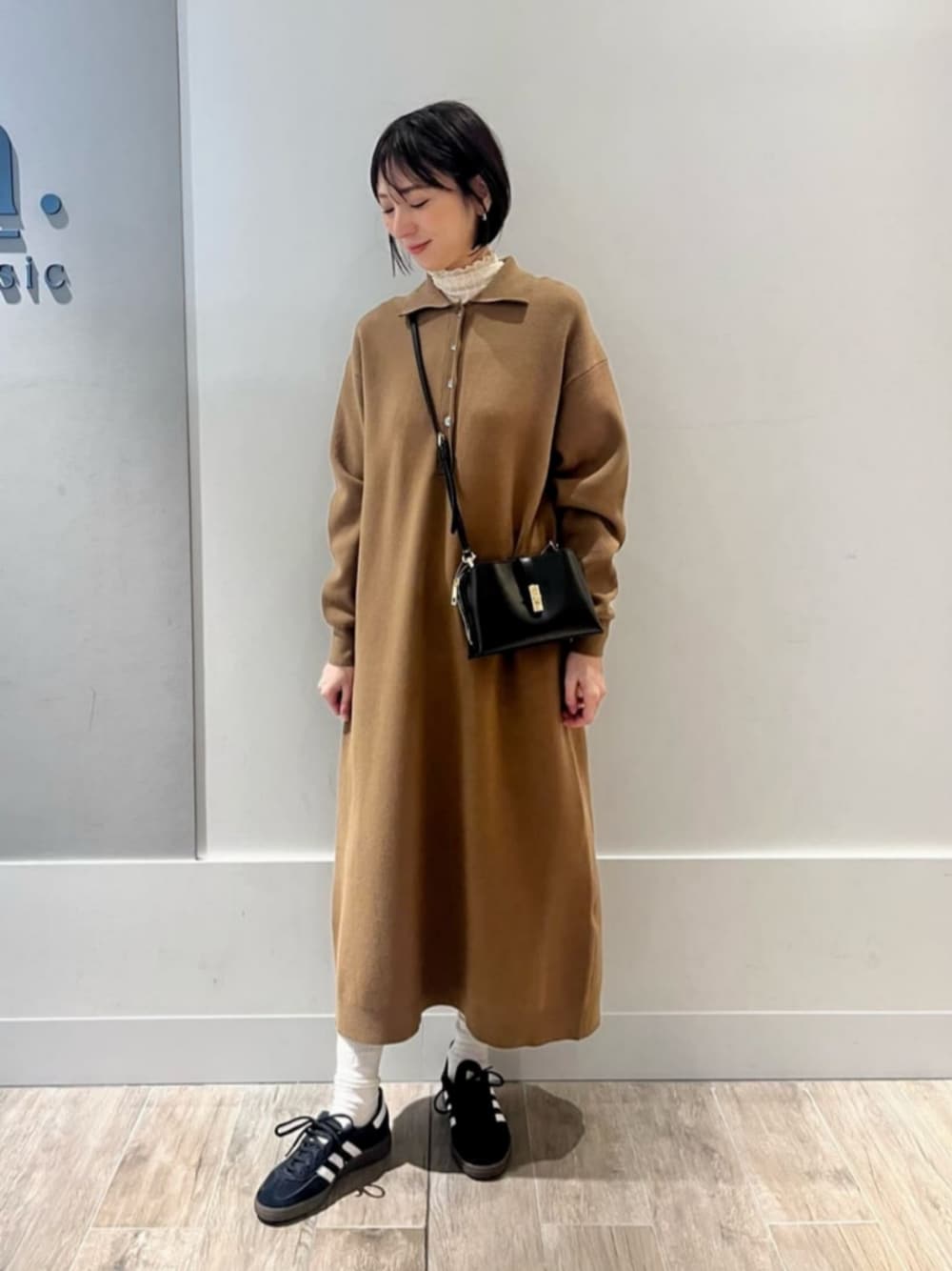 イエロー系のワンピースを着用したレディースの冬コーディネートの1枚目の写真