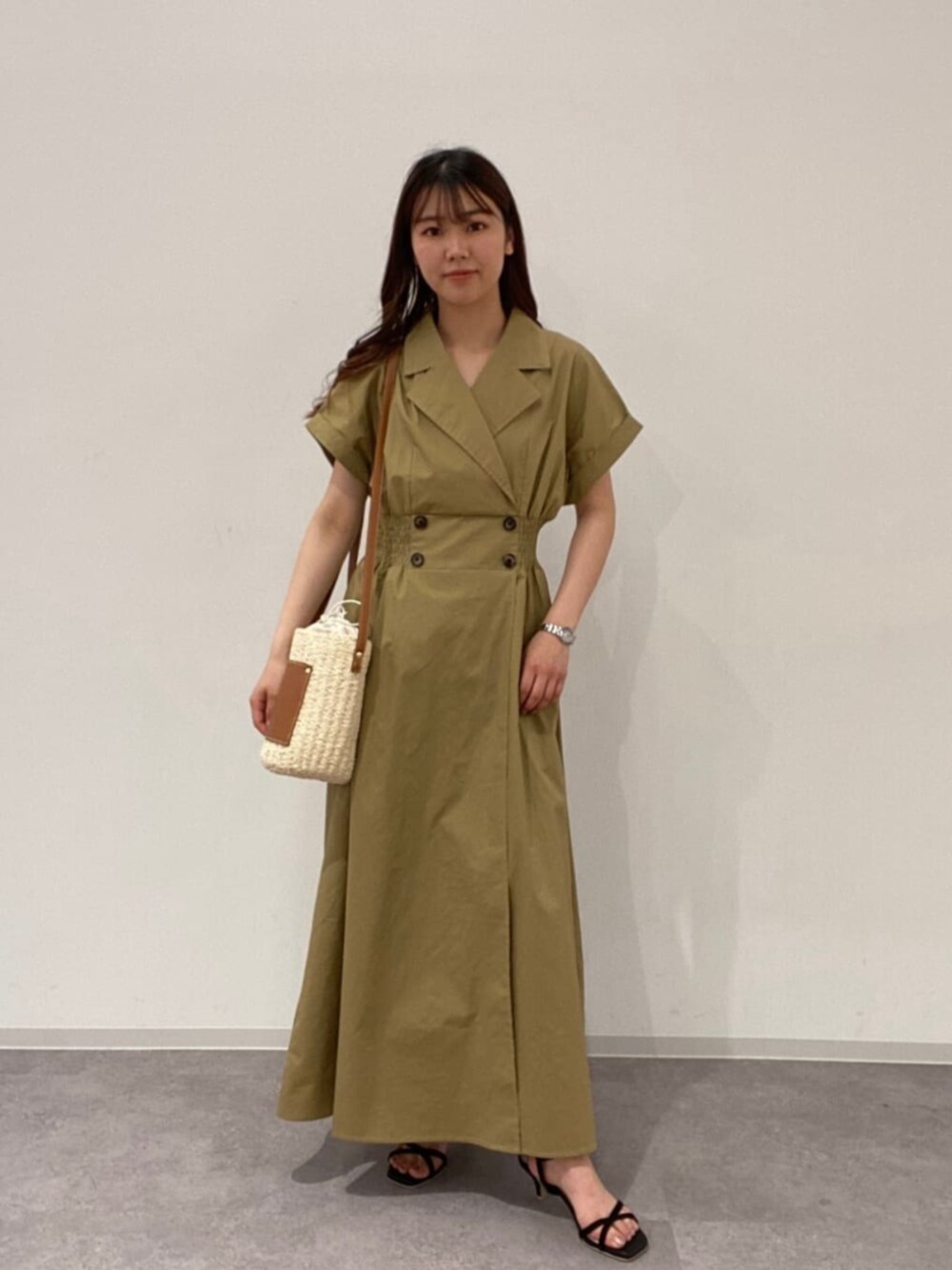 ベージュ系のワンピースを着用したレディースの夏コーディネートの1枚目の写真