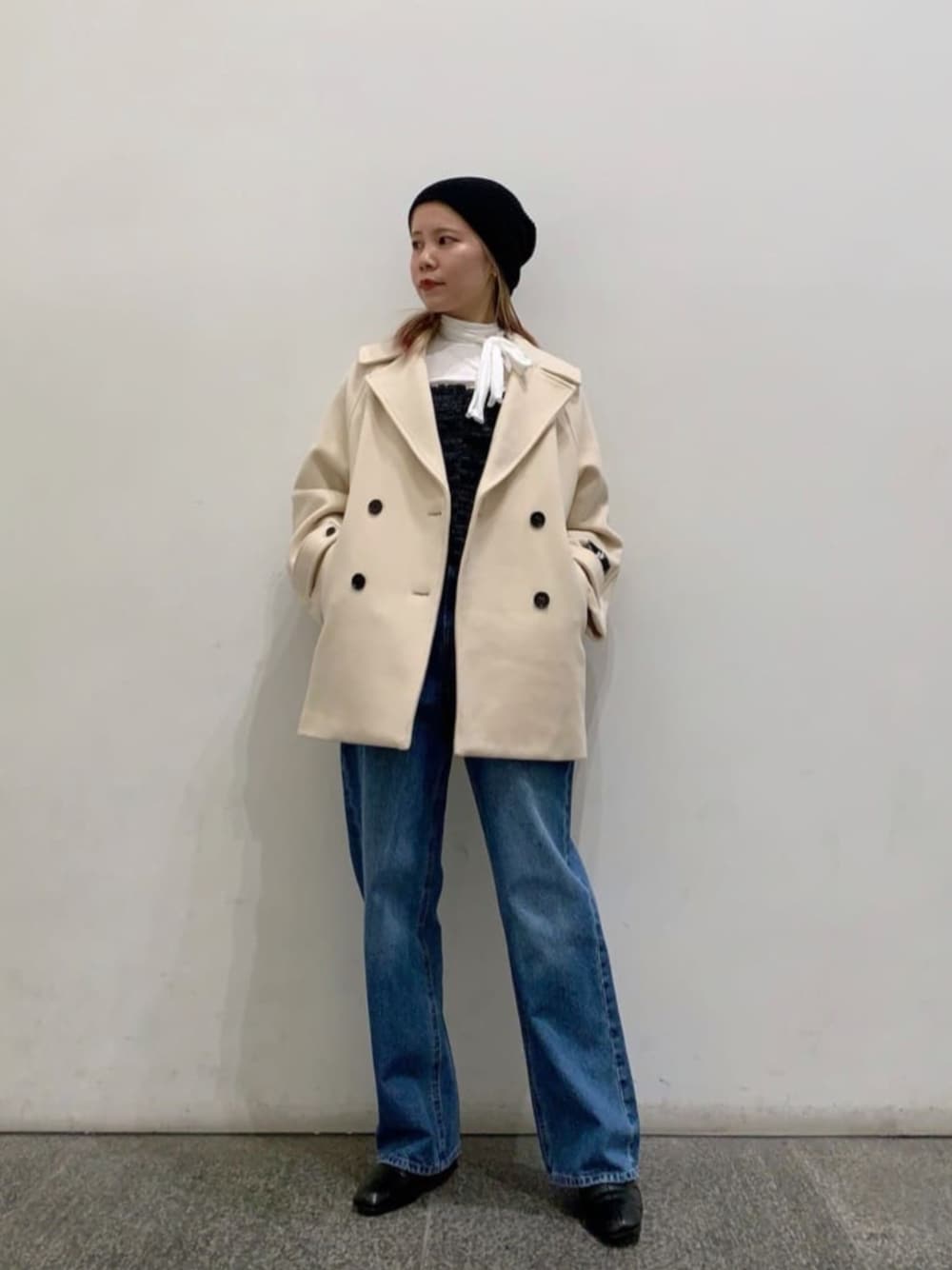 ブラック系のブーツ、ホワイト系のTシャツ/カットソー、イエロー系のその他アウターを着用したレディースの冬コーディネートの1枚目の写真