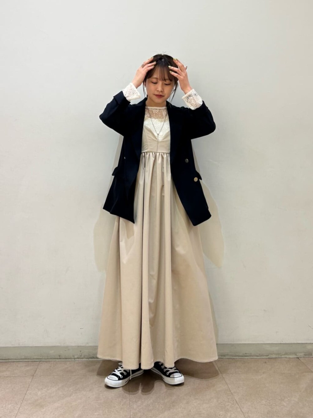 ホワイト系のTシャツ/カットソー、ブルー系のテーラードジャケット、ベージュ系のワンピースを着用したレディースの春コーディネートの1枚目の写真