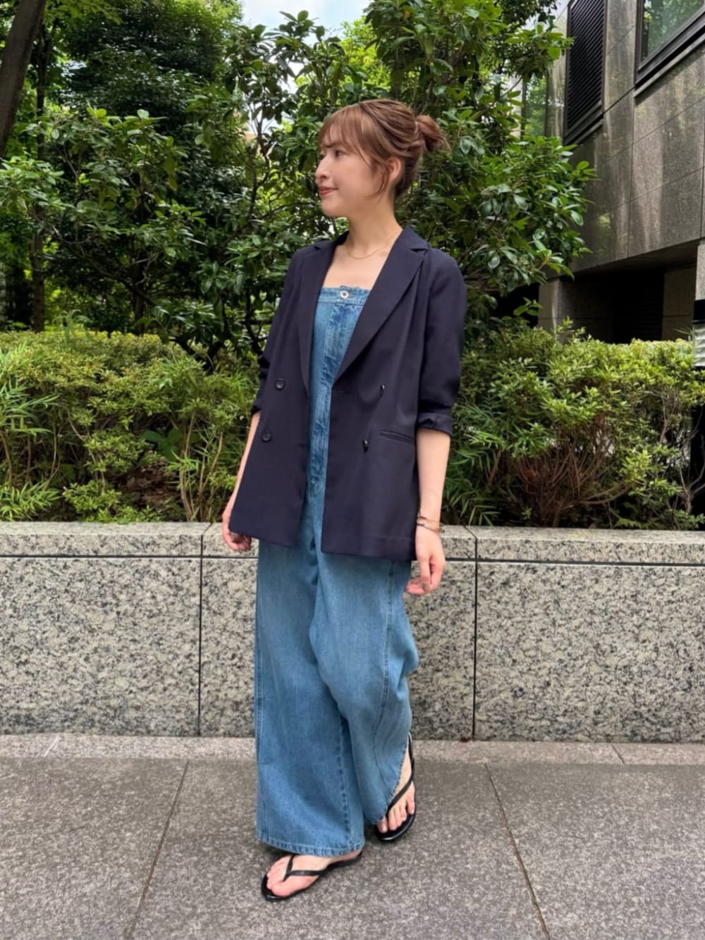 ブルー系のサロペット/オーバーオール、ブルー系のテーラードジャケットを着用したレディースの夏コーディネートの1枚目の写真