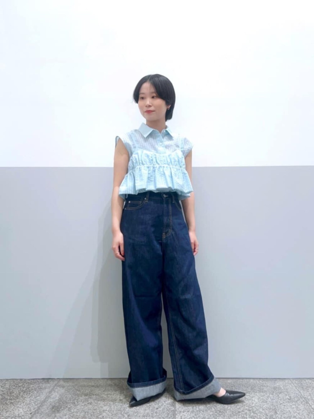 ブルー系のシャツ/ブラウス、ブルー系のデニムパンツを着用したレディースの夏コーディネートの1枚目の写真