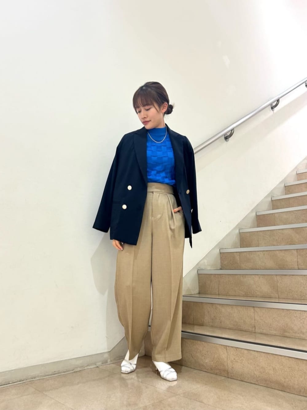 シルバー系のサンダル、ブルー系のテーラードジャケット、ブルー系のニット/セーターを着用したレディースの春コーディネートの1枚目の写真
