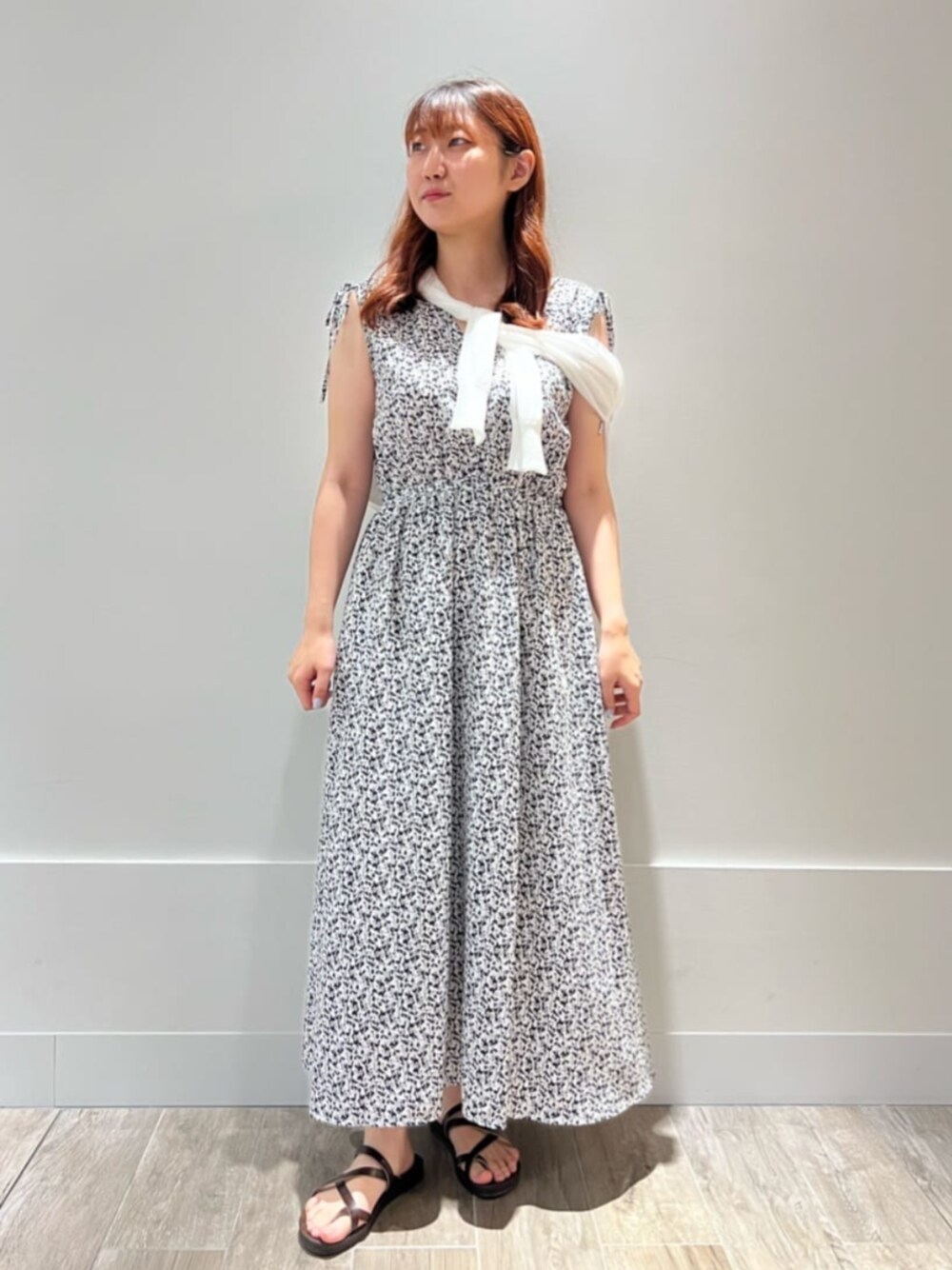 ホワイト系のワンピース、ホワイト系のカーディガン/ボレロを着用したレディースの夏コーディネートの1枚目の写真