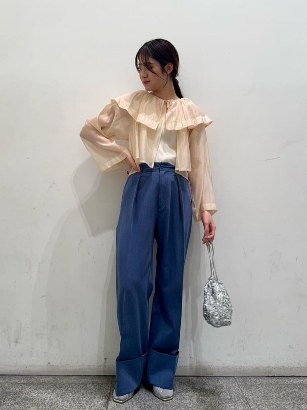 シルバー系のショルダーバッグ、ホワイト系のタンクトップ、シルバー系のサンダルを着用したレディースの春コーディネートの1枚目の写真