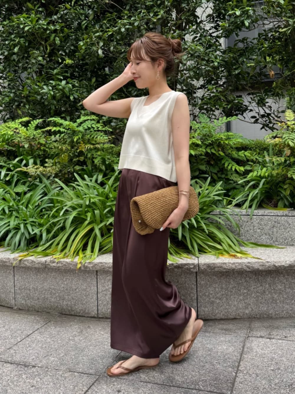 ブラウン系のその他パンツ、ホワイト系のベストを着用したレディースの夏コーディネートの1枚目の写真