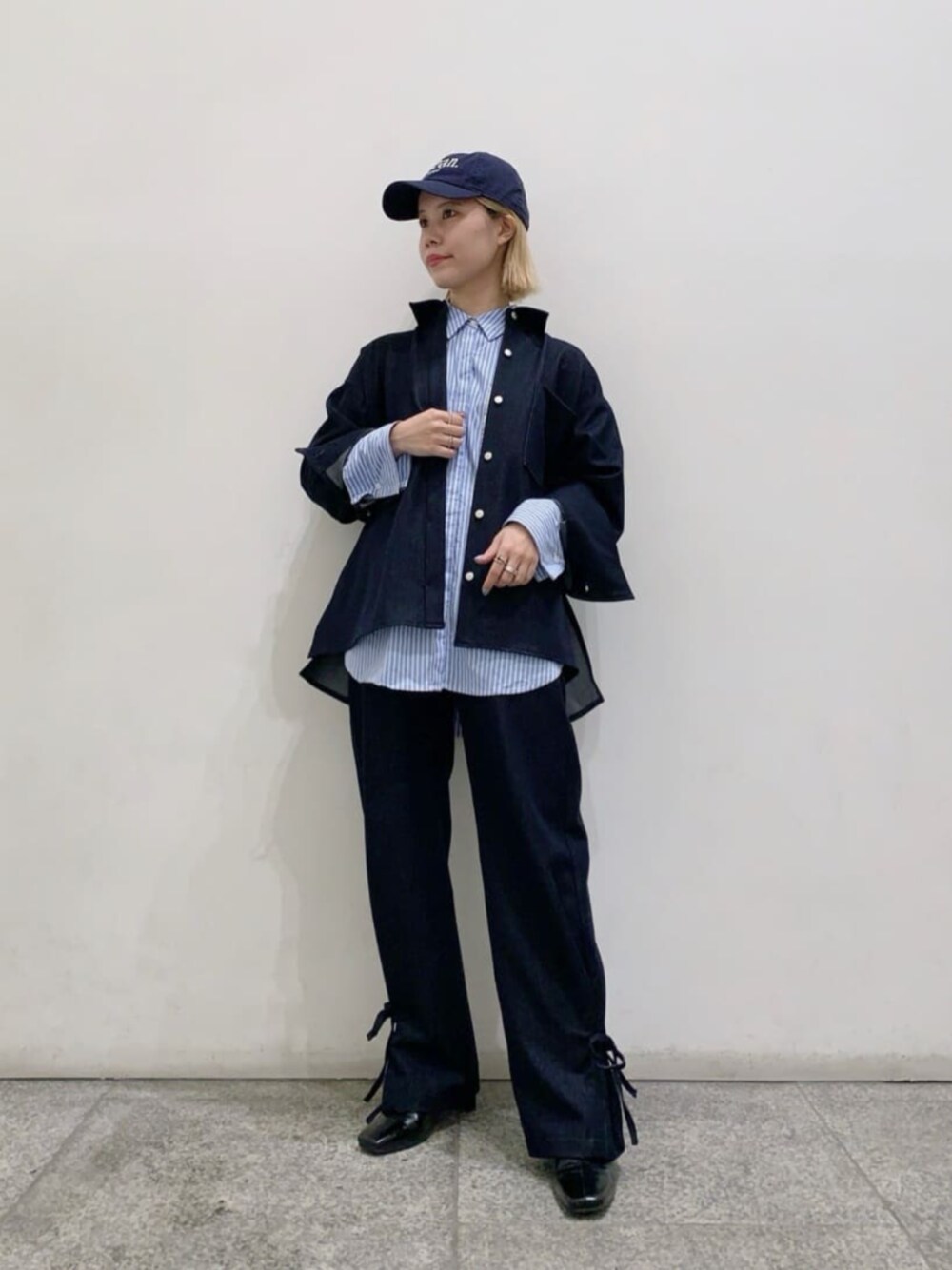 ブルー系のシャツ/ブラウス、ブラック系のブーツ、ブルー系のシャツ/ブラウスを着用したレディースの秋コーディネートの1枚目の写真