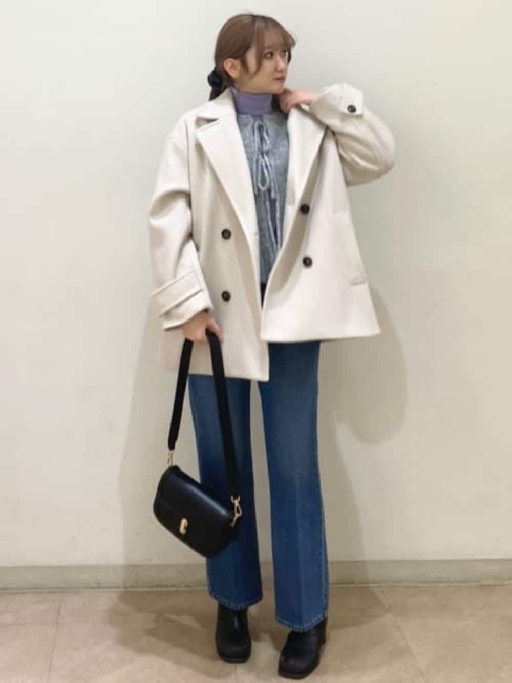 ホワイト系のピーコート、パープル系のニット/セーター、グレー系のカーディガン/ボレロを着用したレディースの冬コーディネートの1枚目の写真