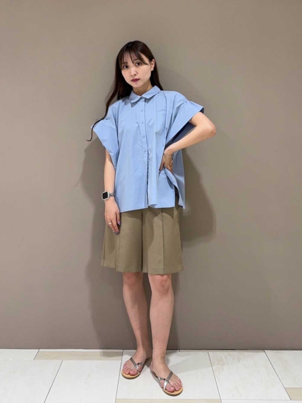 ベージュ系のその他パンツ、ブルー系のシャツ/ブラウス、シルバー系のサンダルを着用したレディースの春コーディネートの1枚目の写真