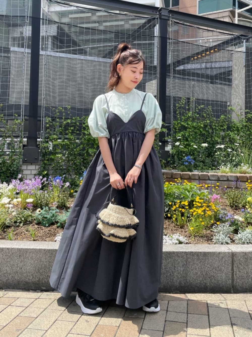 グレー系のワンピース、グリーン系のシャツ/ブラウス、ブラック系のショルダーバッグを着用したレディースの春コーディネートの1枚目の写真