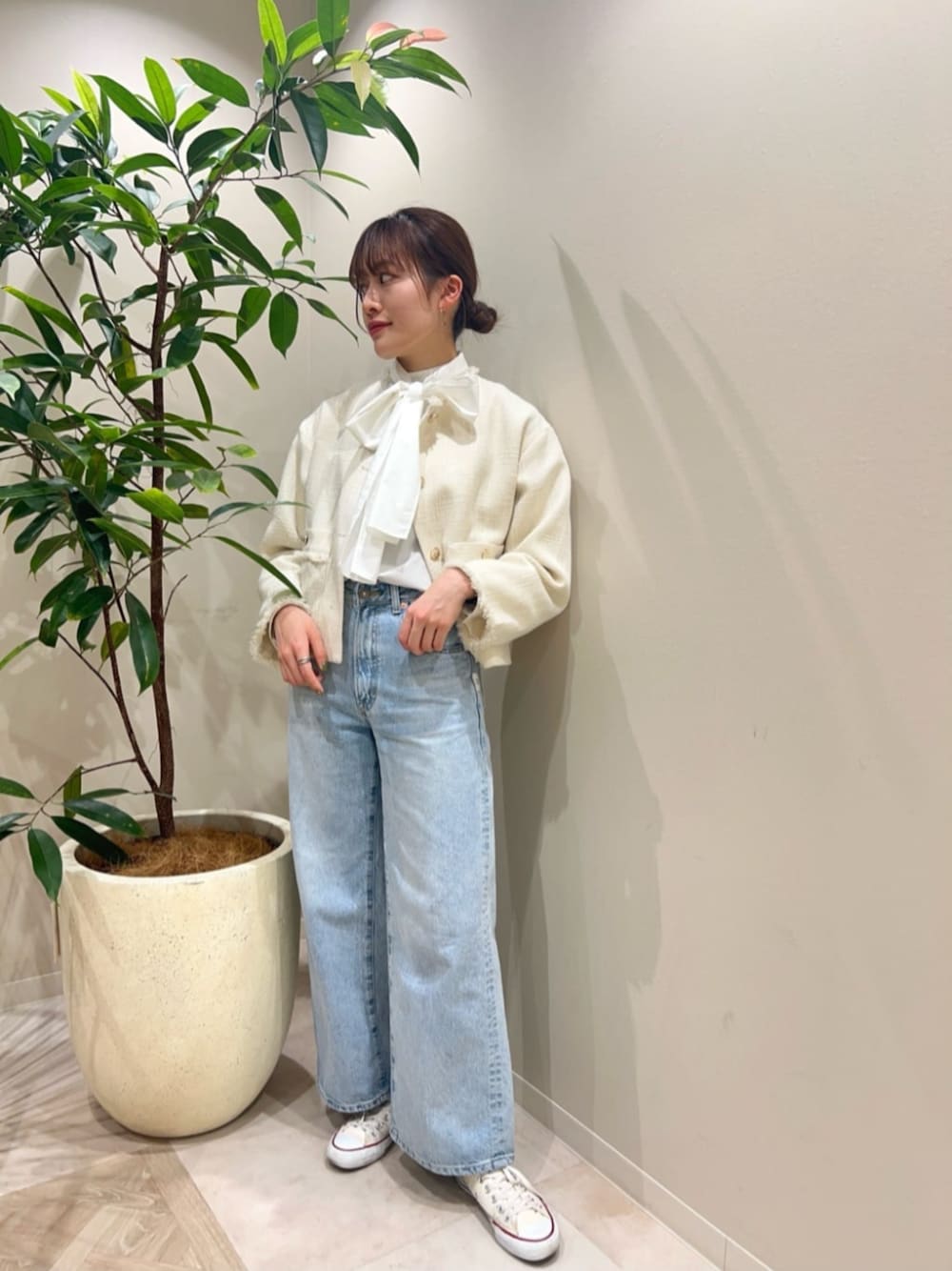 ホワイト系のTシャツ/カットソー、ホワイト系のブルゾン、ブルー系のデニムパンツを着用したレディースの冬コーディネートの1枚目の写真