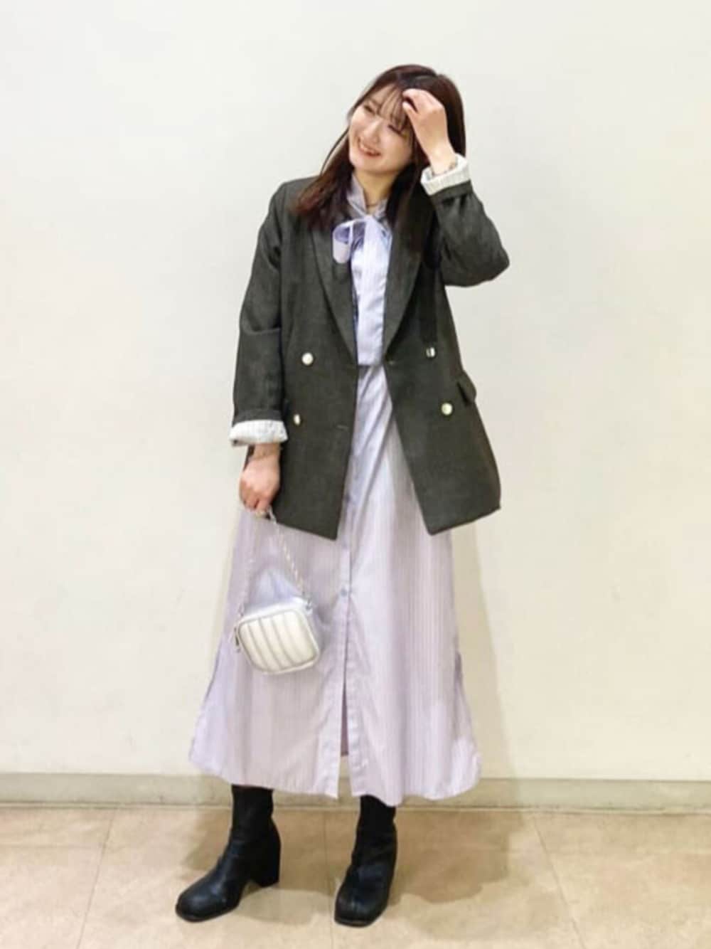 ブラウン系のテーラードジャケット、シルバー系のビジネスバッグ、ブルー系のシャツワンピースを着用したレディースの秋コーディネートの1枚目の写真