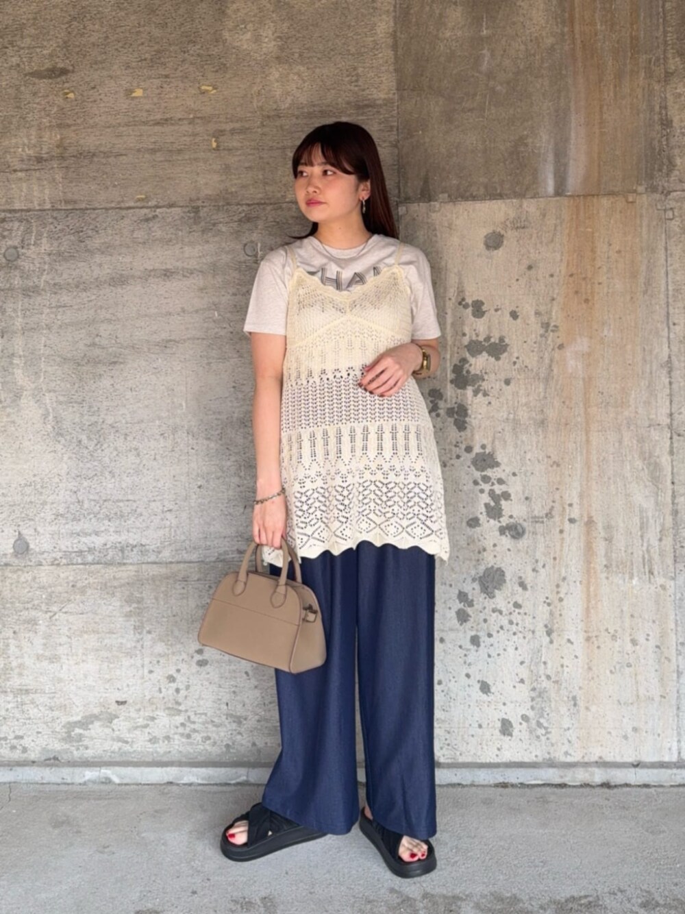 ブルー系のその他パンツ、ホワイト系のその他トップスを着用したレディースの春コーディネートの1枚目の写真