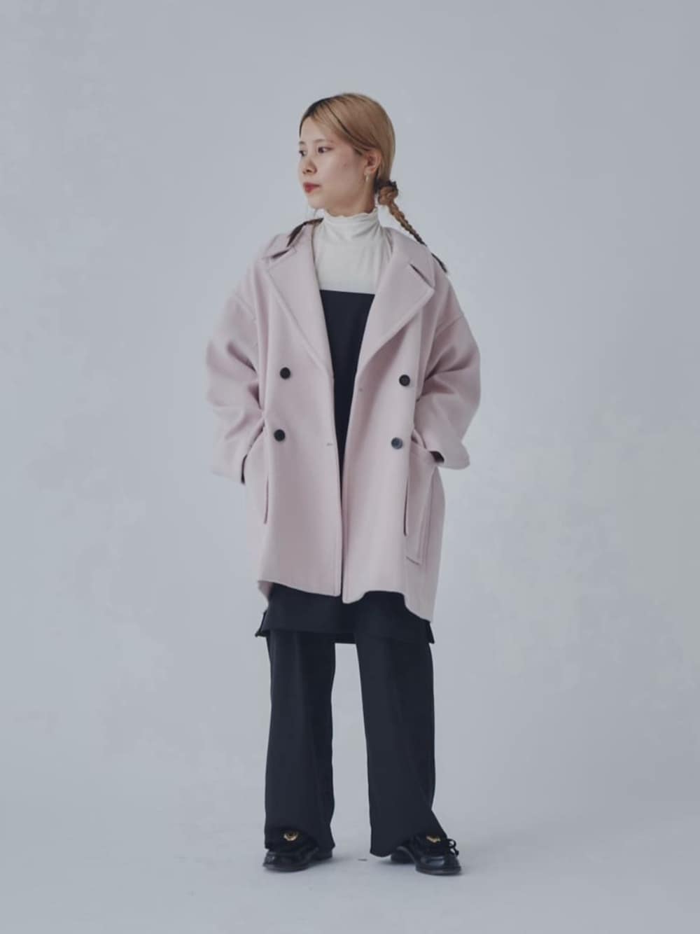 ホワイト系のTシャツ/カットソー、ブラック系のセットアップ、ピンク系のピーコートを着用したレディースの秋コーディネートの1枚目の写真