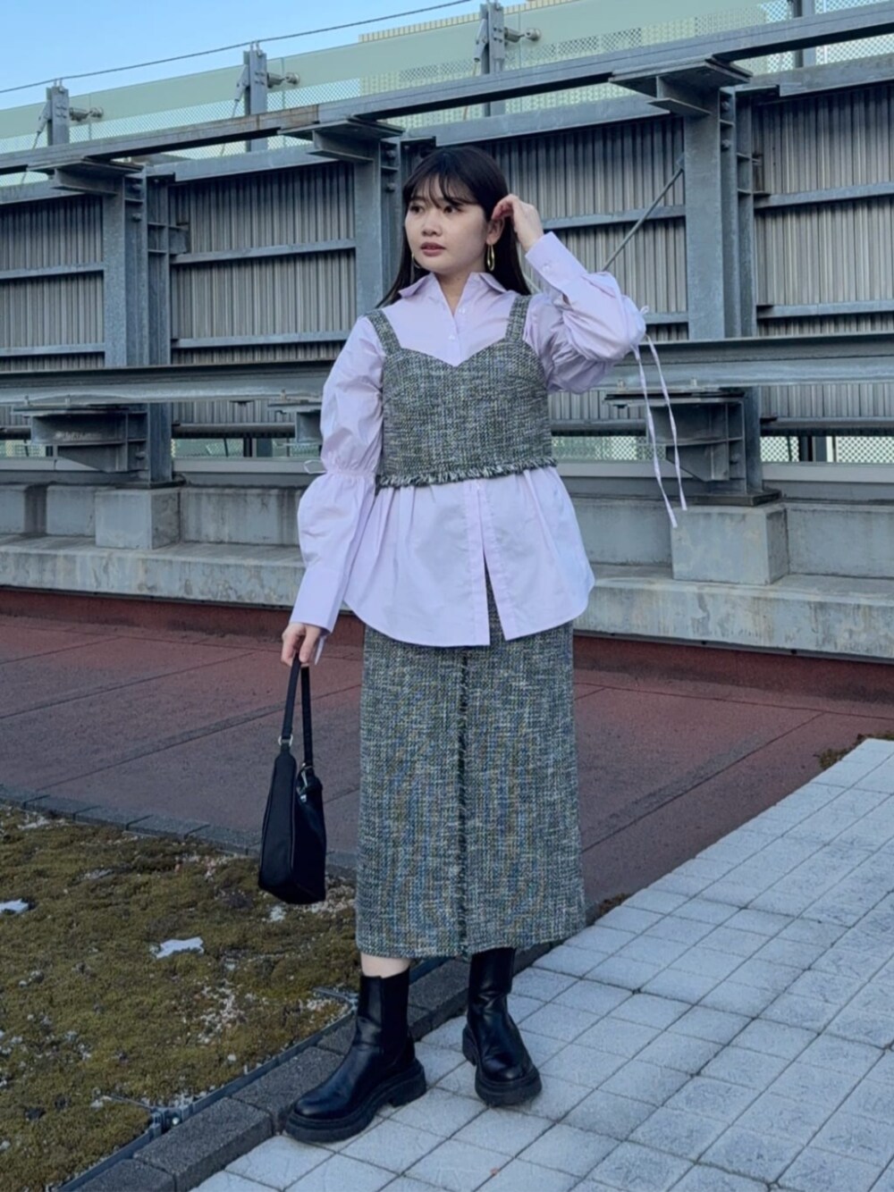 ブラック系のハンドバッグ、ブラック系のワンピース、ピンク系のシャツ/ブラウスを着用したレディースの冬コーディネートの1枚目の写真