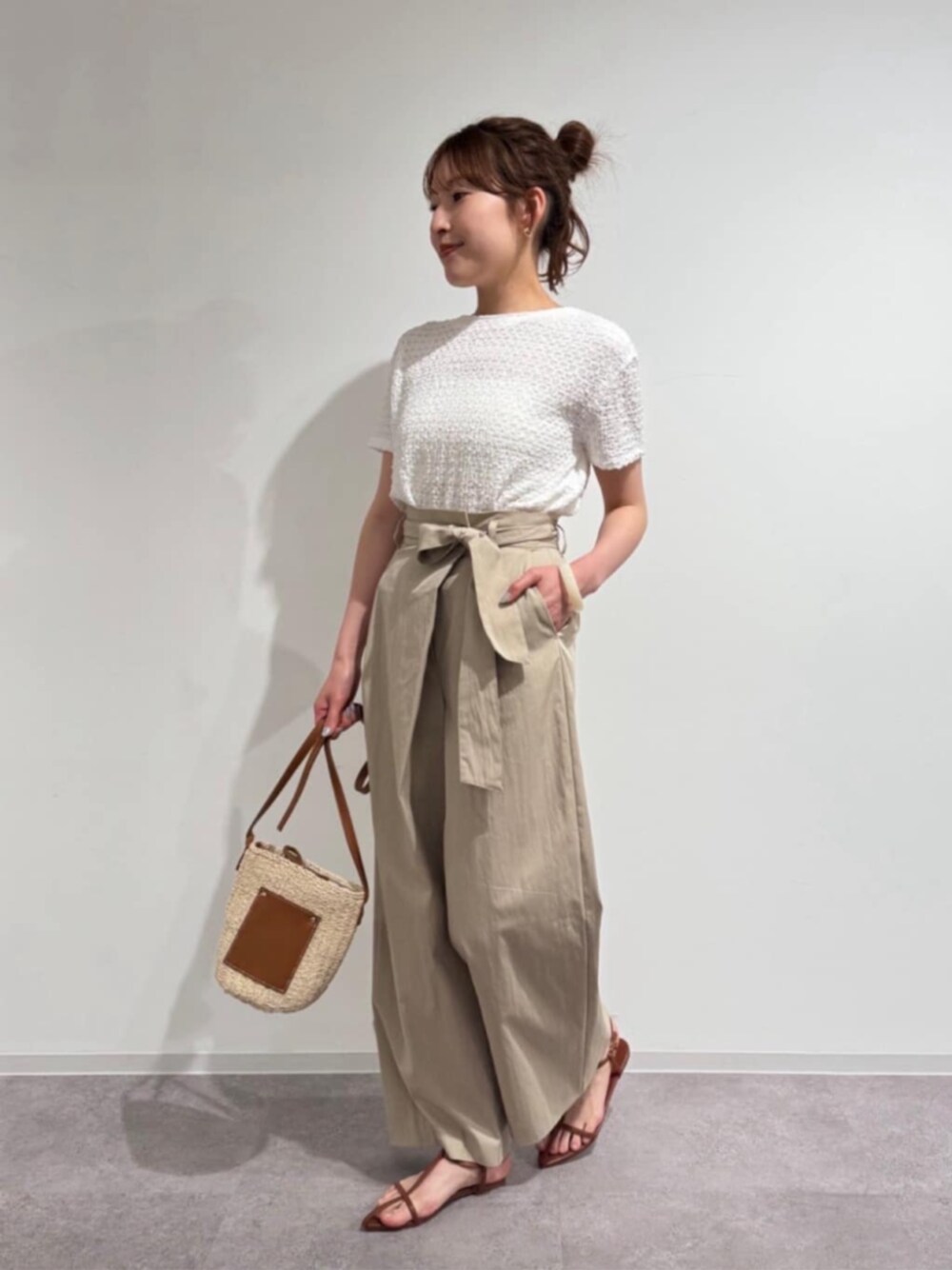 ホワイト系のTシャツ/カットソー、ベージュ系のその他パンツを着用したレディースの夏コーディネートの1枚目の写真