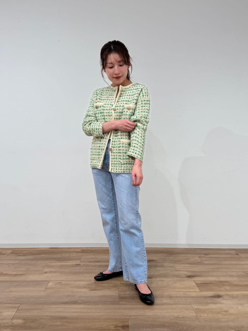 ブルー系のデニムパンツ、ホワイト系のブルゾンを着用したレディースの冬コーディネートの1枚目の写真