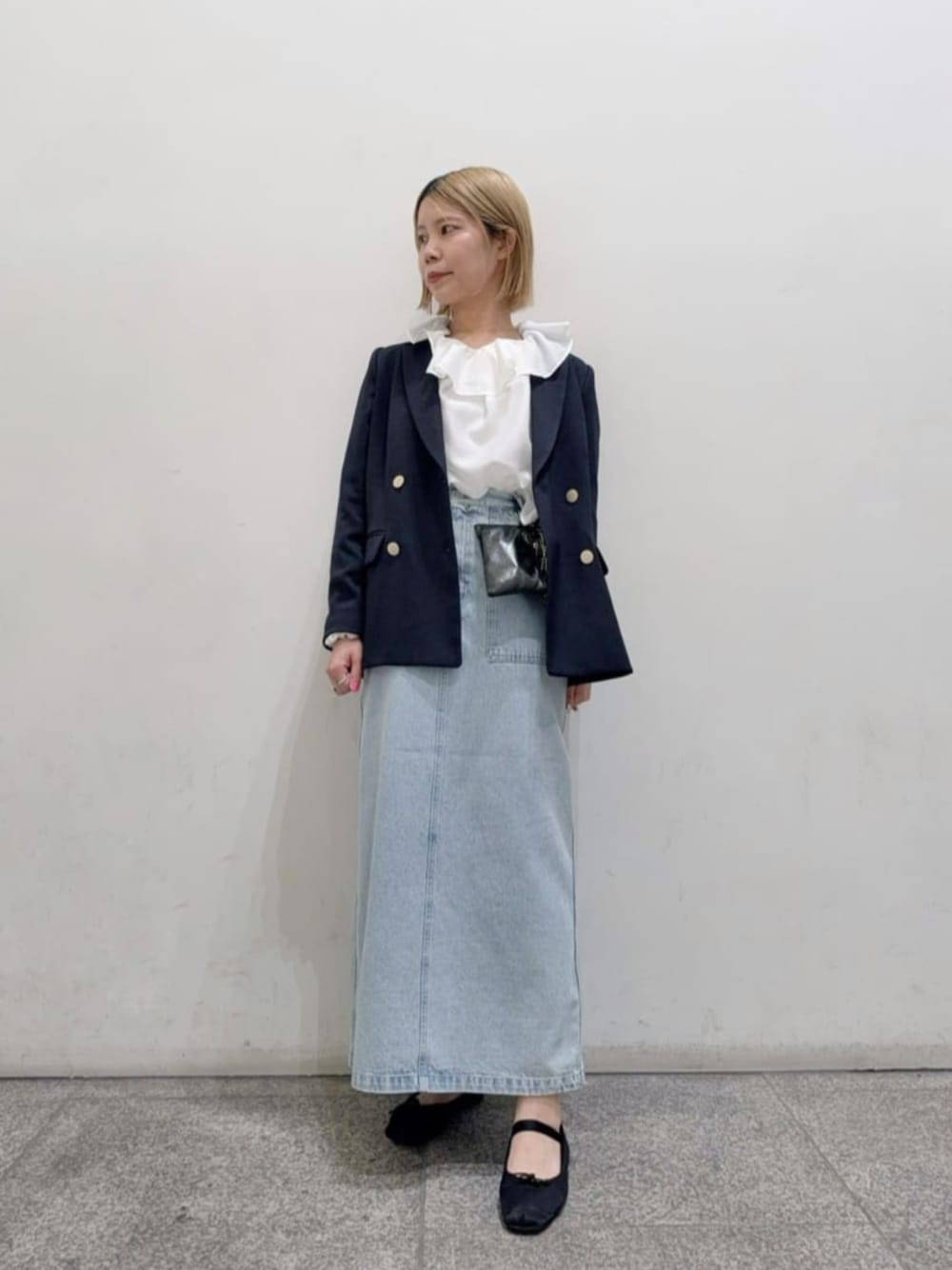 ホワイト系のシャツ/ブラウス、ブルー系のテーラードジャケット、ブルー系のデニムスカートを着用したレディースの冬コーディネートの1枚目の写真