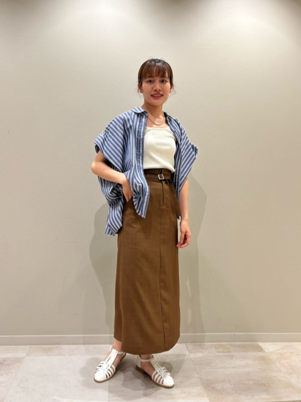 その他のシャツ/ブラウス、ブラウン系のスカート、ホワイト系のタンクトップを着用したレディースの夏コーディネートの1枚目の写真