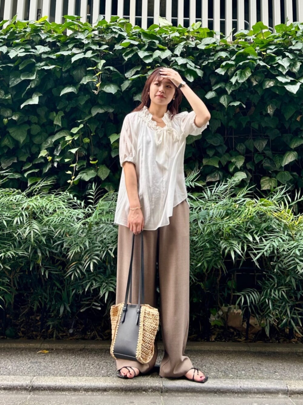 ブラック系のショルダーバッグ、ブラウン系のその他パンツ、ホワイト系のシャツ/ブラウスを着用したレディースの夏コーディネートの1枚目の写真