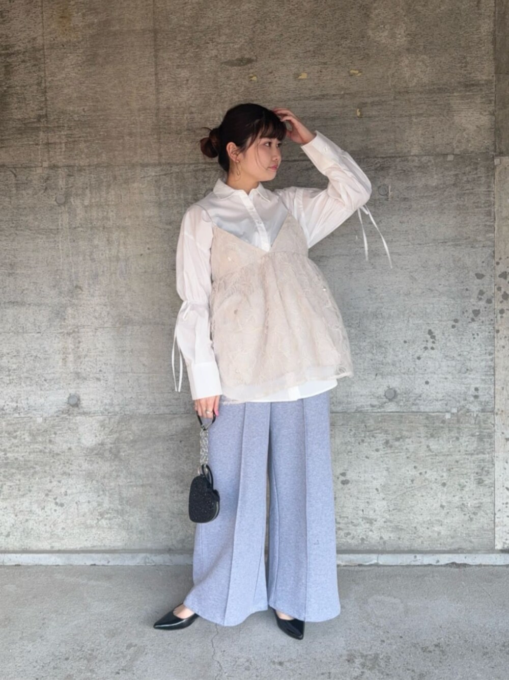 ホワイト系のキャミソール、ホワイト系のシャツ/ブラウス、グレー系のスウェットパンツを着用したレディースの春コーディネートの1枚目の写真