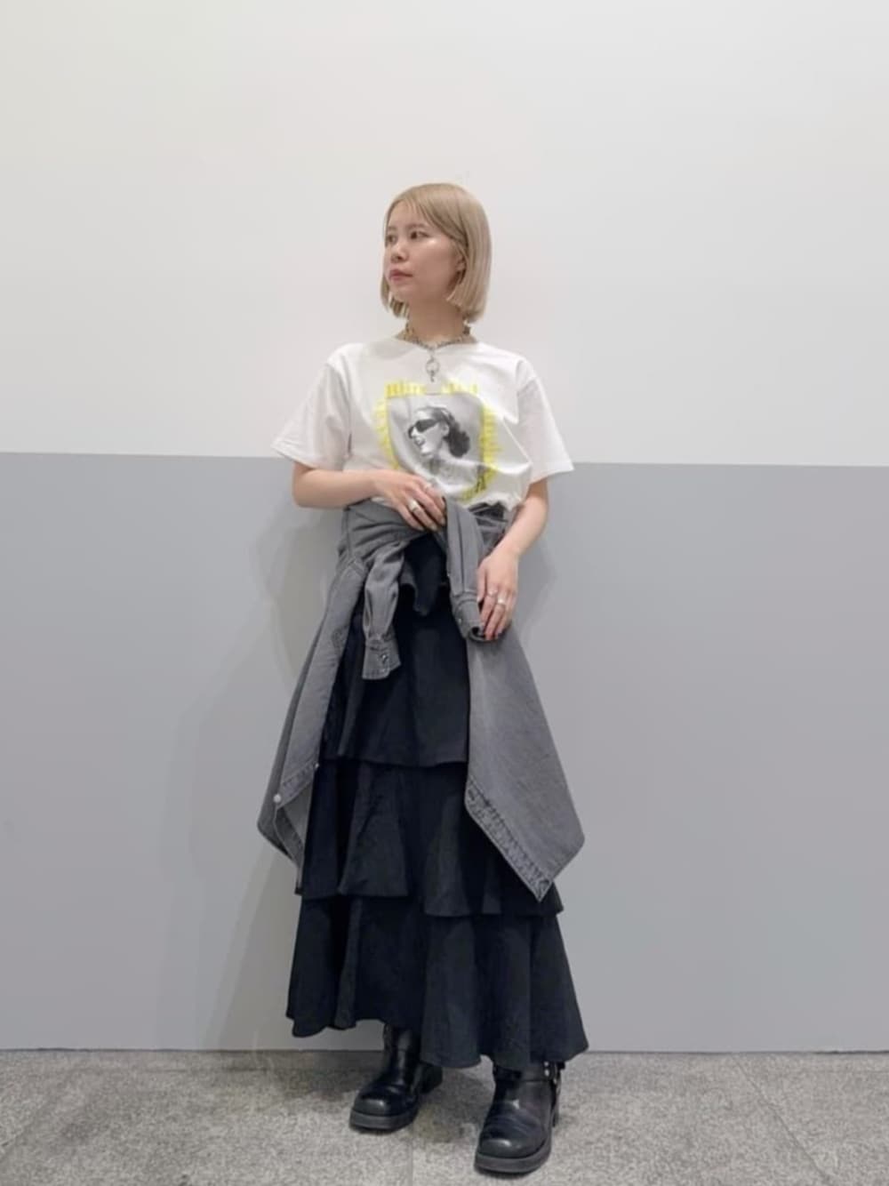 ブラック系のスカート、ブラック系のシャツ/ブラウスを着用したレディースの春コーディネートの1枚目の写真