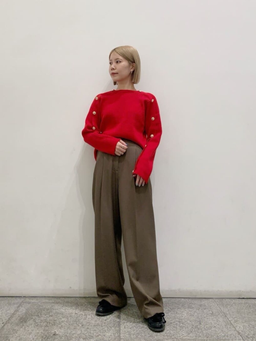 ブラウン系のその他パンツ、レッド系のニット/セーターを着用したレディースの秋コーディネートの1枚目の写真
