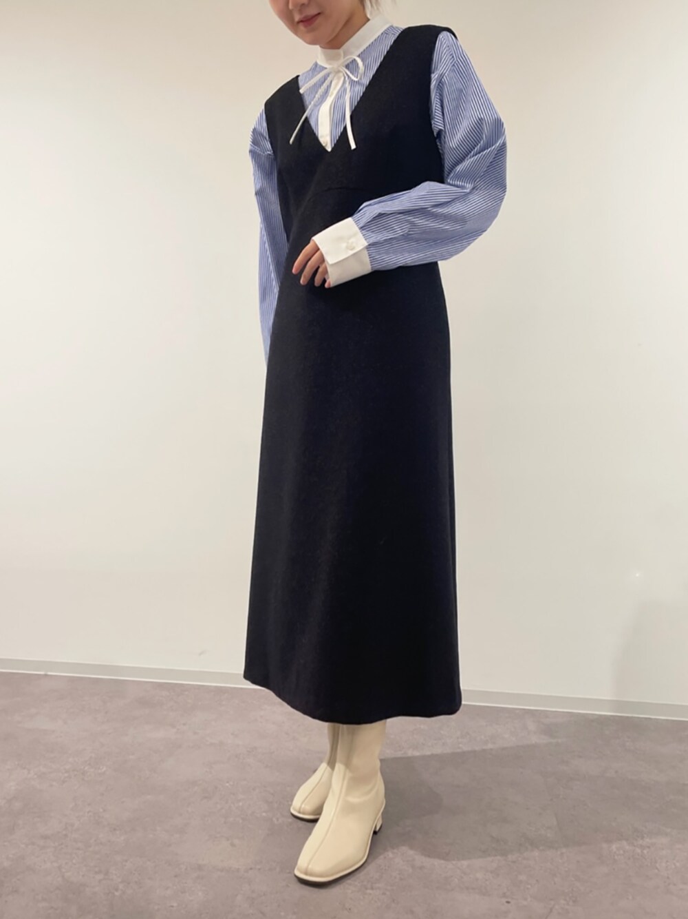 ブルー系のジャンパースカート、ブルー系のシャツ/ブラウスを着用したレディースの秋コーディネートの1枚目の写真