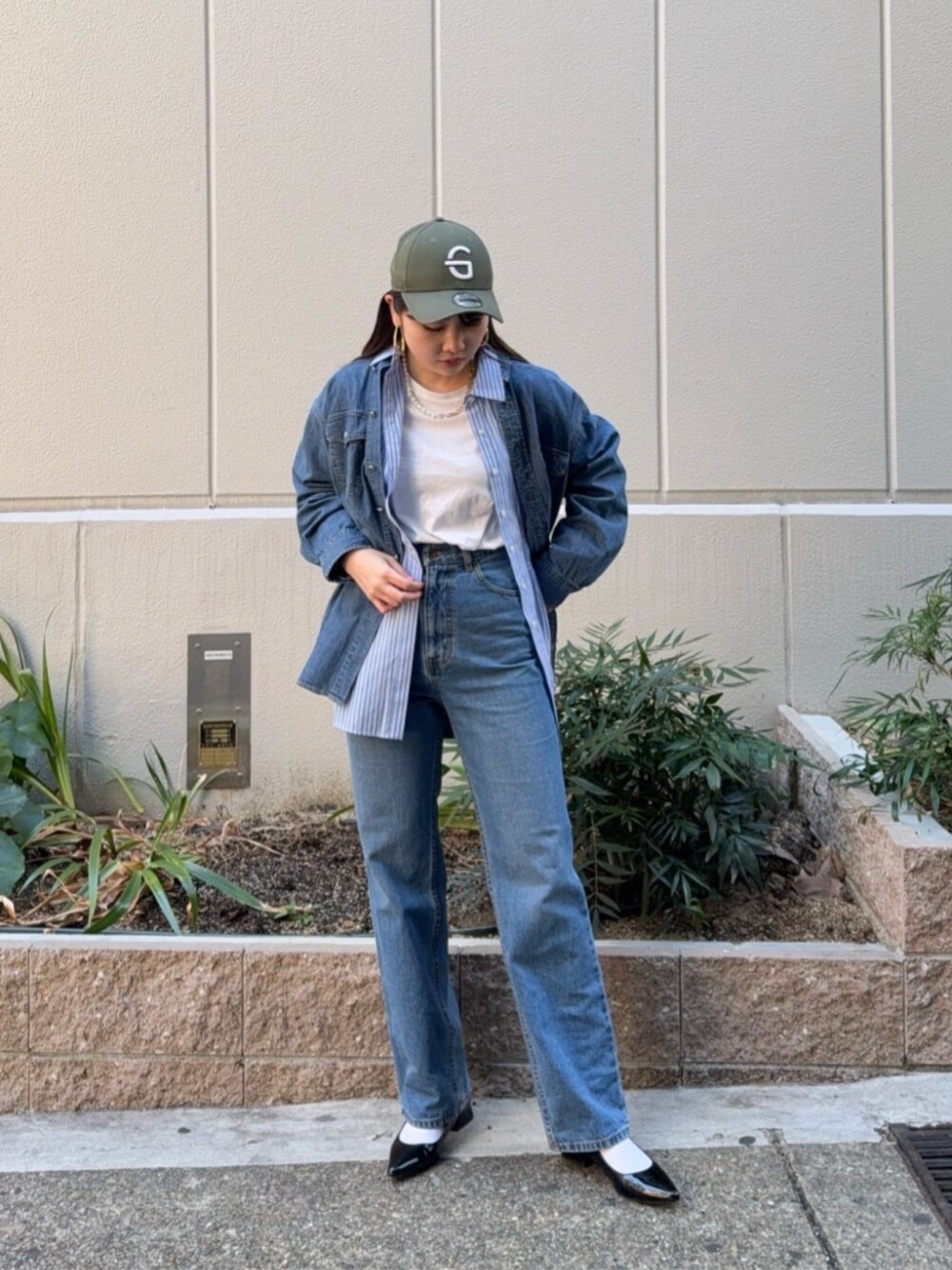 ブルー系のシャツ/ブラウス、ブルー系のシャツ/ブラウス、ブルー系のデニムパンツを着用したレディースの冬コーディネートの1枚目の写真