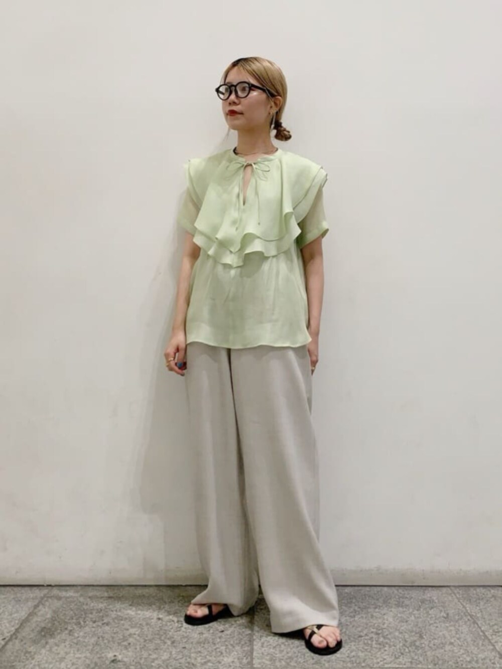 ゴールド系のサンダル、グリーン系のシャツ/ブラウス、グレー系のその他パンツを着用したレディースの夏コーディネートの1枚目の写真