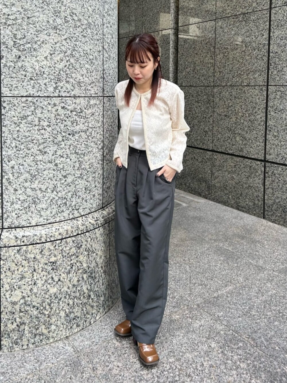 ホワイト系のシャツ/ブラウス、グレー系のその他パンツを着用したレディースの冬コーディネートの1枚目の写真