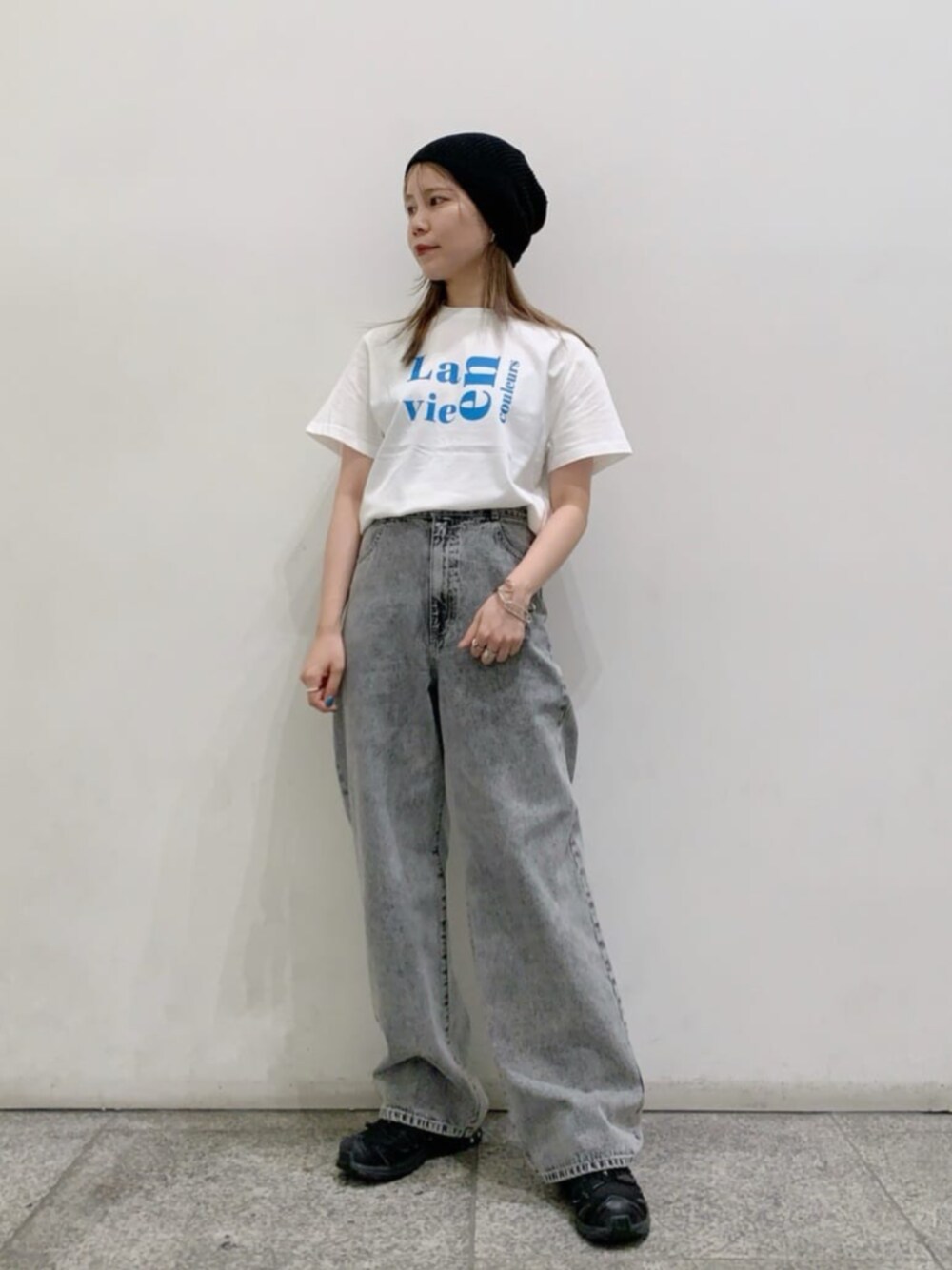ホワイト系のTシャツ/カットソー、グレー系のデニムパンツ、シルバー系のバングル/リストバンドを着用したレディースの夏コーディネートの1枚目の写真