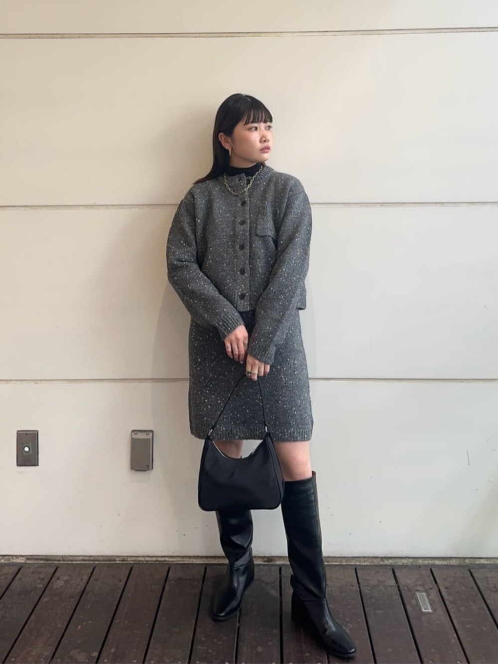 ブラック系のブーツ、ブラック系のTシャツ/カットソー、グレー系のセットアップを着用したレディースの秋コーディネートの1枚目の写真
