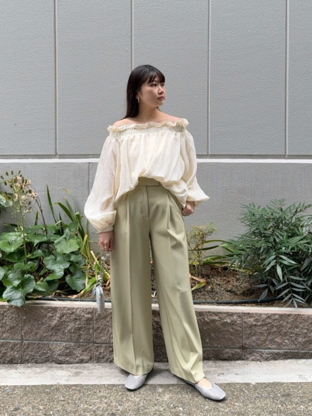 イエロー系のスラックス、ホワイト系のシャツ/ブラウスを着用したレディースの春コーディネートの1枚目の写真