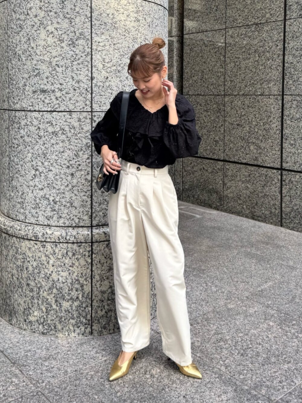 ホワイト系のその他パンツ、ブラック系のシャツ/ブラウスを着用したレディースの春コーディネートの1枚目の写真