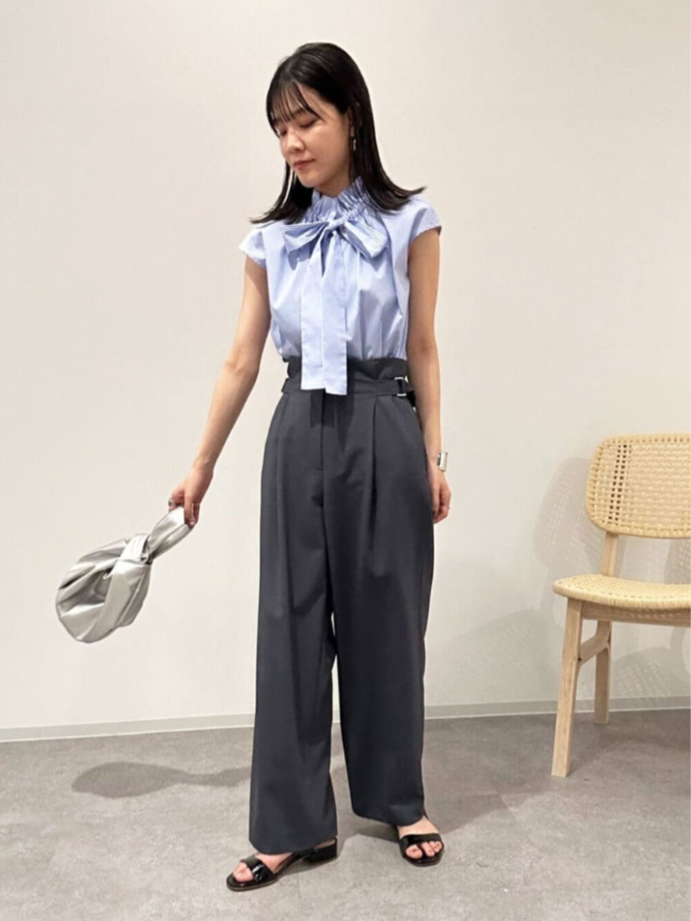 その他のシャツ/ブラウス、グレー系のスラックスを着用したレディースの夏コーディネートの1枚目の写真