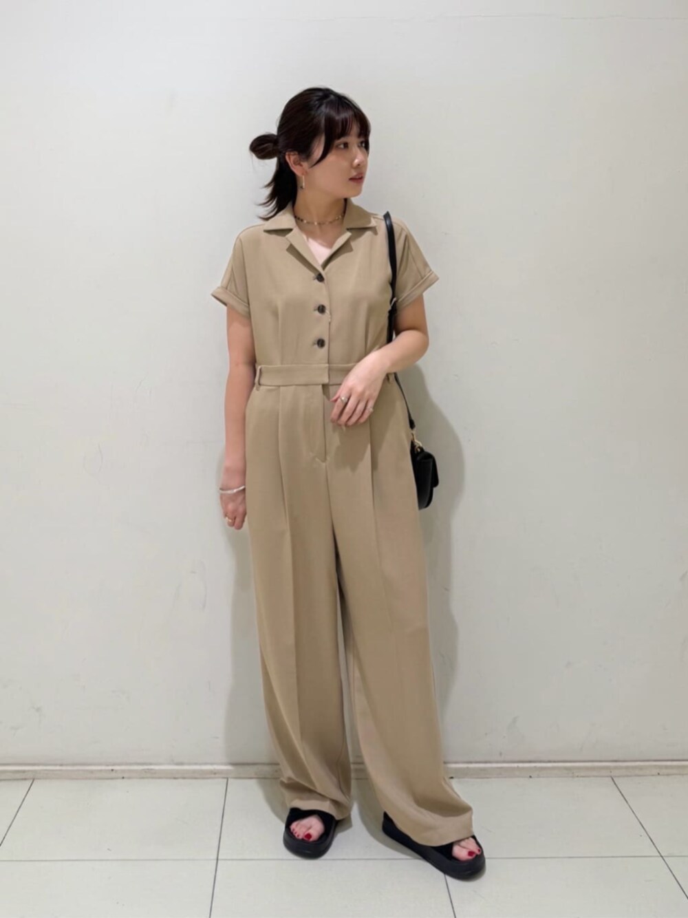 ブラウン系のつなぎ/オールインワンを着用したレディースの夏コーディネートの1枚目の写真