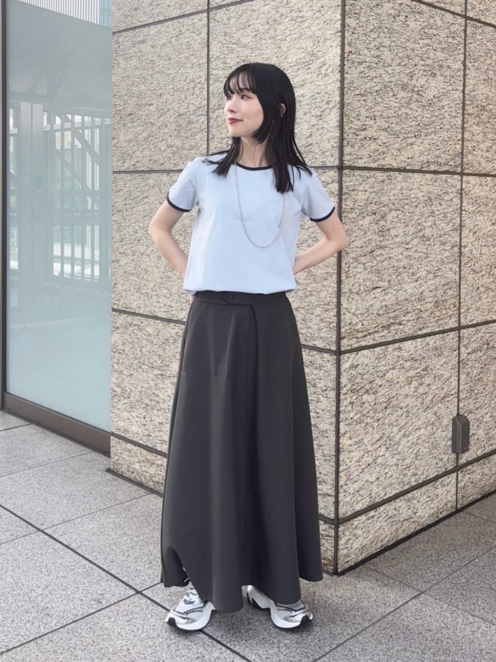 ブルー系のTシャツ/カットソー、グレー系のスカートを着用したレディースの夏コーディネートの1枚目の写真