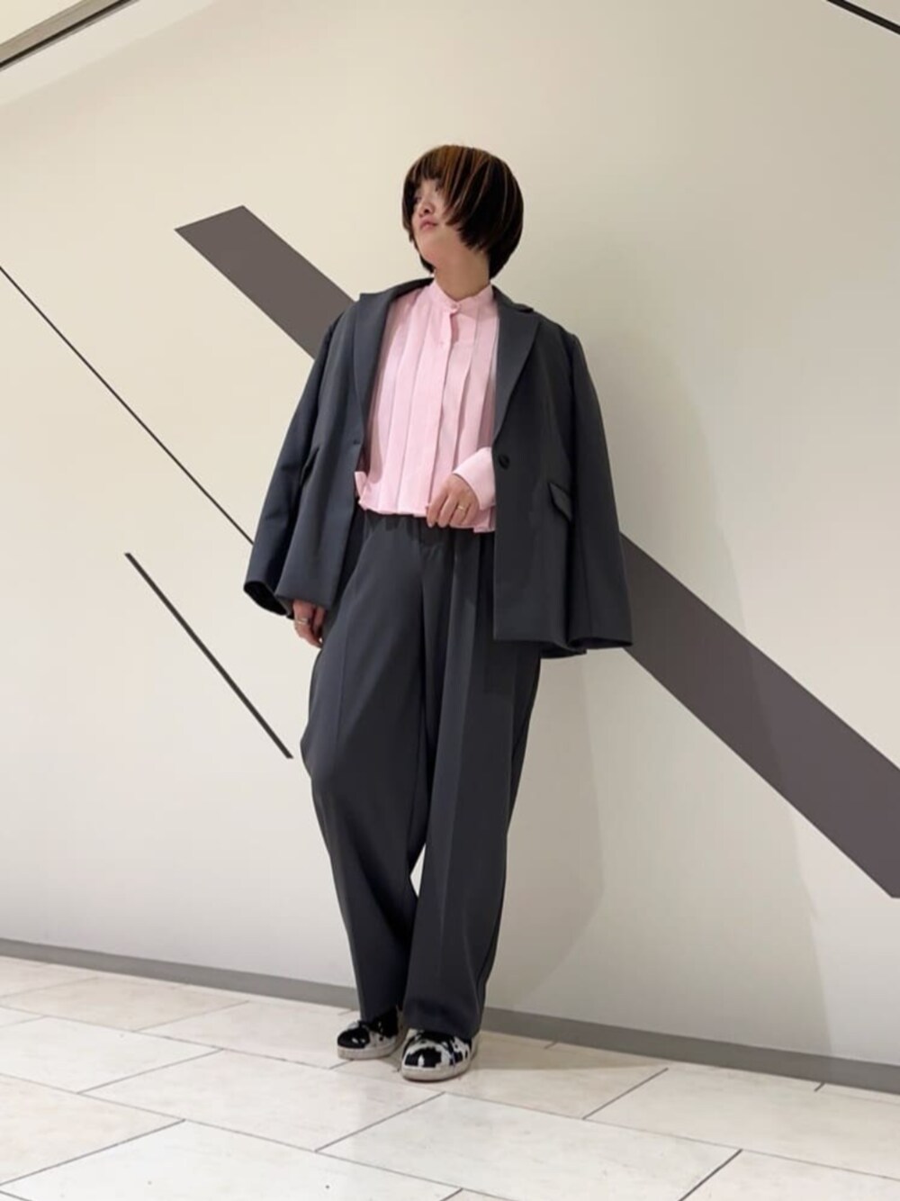 グレー系のテーラードジャケット、グレー系のその他パンツ、ピンク系のシャツ/ブラウスを着用したレディースの春コーディネートの1枚目の写真