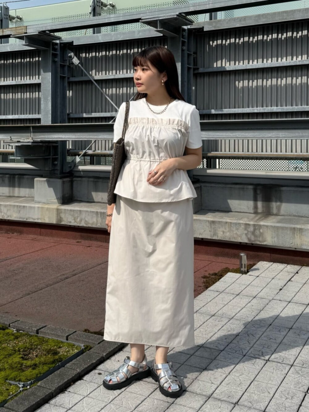 ホワイト系のワンピースを着用したレディースの夏コーディネートの1枚目の写真